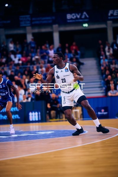 Damien Jefferson (23, Niners Chemnitz) dribbelt den Ball