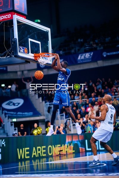 Paul Zipser (9, MLP Academics Heidelberg) dunkt gegen DeAndre Lansdowne (9, Niners Chemnitz)