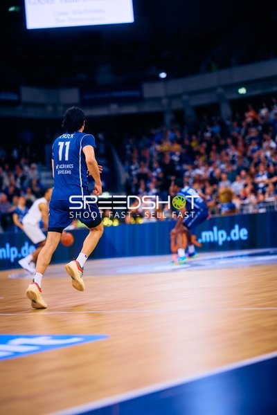 Evan Rietsch (7, MLP Academics Heidelberg) dribbelt, Erol Ersek (11, MLP Academics Heidelberg) läuft