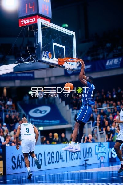 Bakary Dibba (10, MLP Academics Heidelberg) dunk gegen DeAndre Lansdowne (9, Niners Chemnitz)