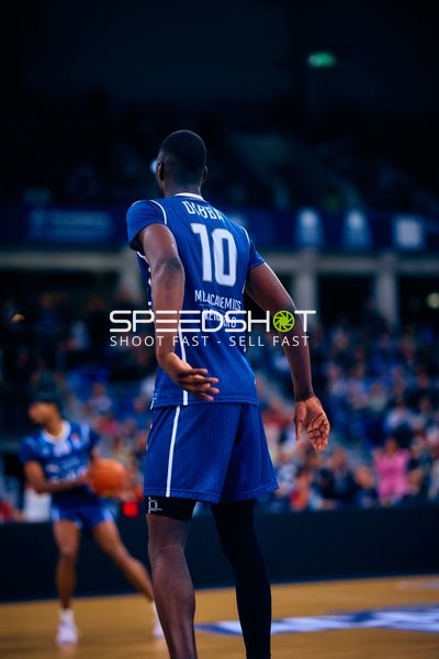 Bakary Dibba (10, MLP Academics Heidelberg) mit Rücken zur Kamera