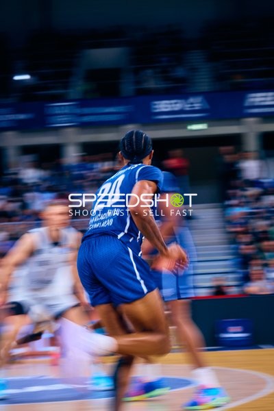 Spieler dribbelt den Ball