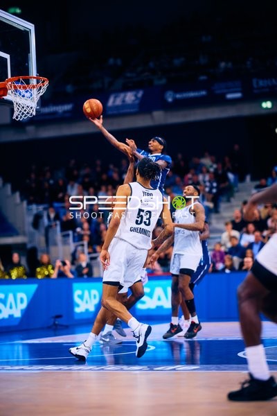 Kevin Yebo (53, Niners Chemnitz) gegen Nummer 53 (MLP Academics Heidelberg) am Korb