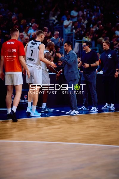 Jonas Richter (7, Niners Chemnitz) Handschlag