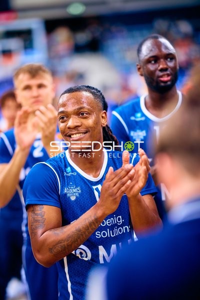 Paul Zipser (9, MLP Academics Heidelberg) klatscht anfeuernd