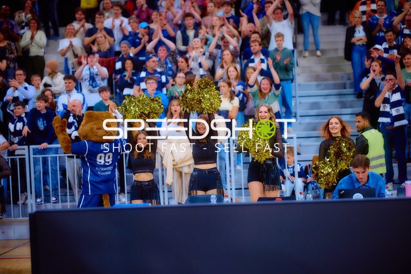 Accy (99, MLP Academics Heidelberg) und Cheerleader jubeln