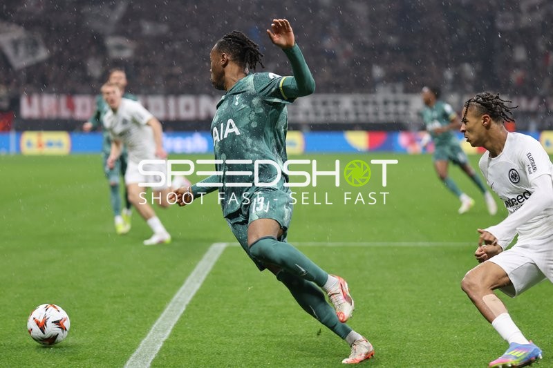 Dribbelt durch die Abwehr