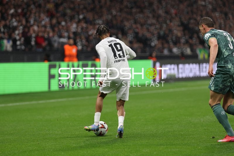 Jean-Mattéo Bahoya (19, Eintracht Frankfurt) dribbelt