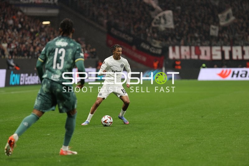 Jean-Mattéo Bahoya (19, Eintracht Frankfurt) mit Ball vor Destiny Udogie (13, Tottenham Hotspur)