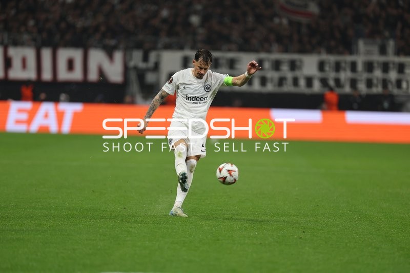 Krisztián Lisztes (23, Eintracht Frankfurt) schießt