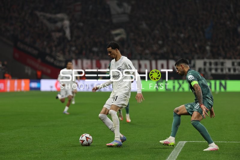 Nnamdi Collins (11, Eintracht Frankfurt) dribbelt, Cristian Romero (17, Tottenham Hotspur) verteidigt