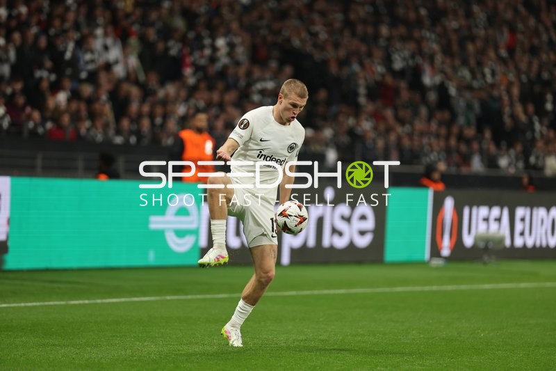 Kontrolle des Balls durch Igor Matanović (9, Eintracht Frankfurt)
