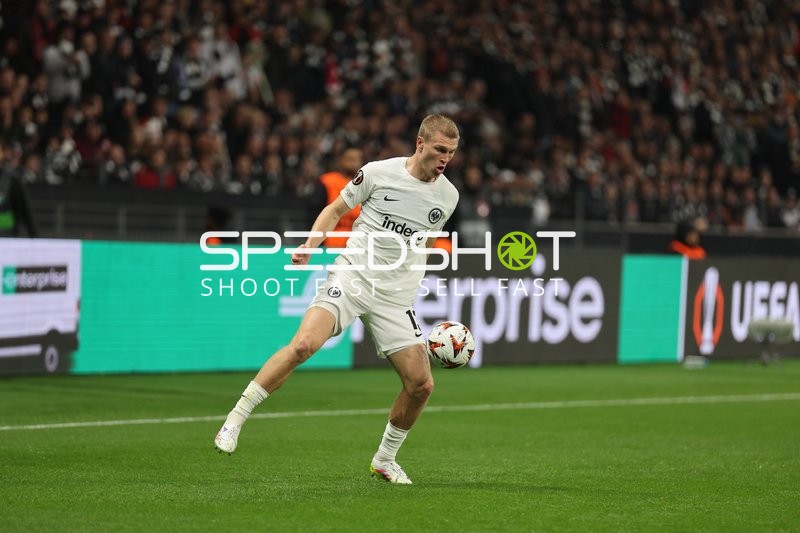 Rasmus Kristensen (13, Eintracht Frankfurt) kontrolliert Ball