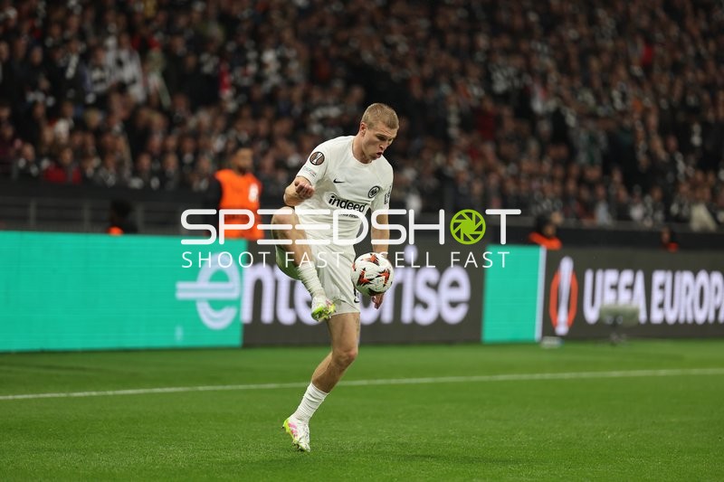 Kevin Trapp (1, Eintracht Frankfurt) balanciert Ball
