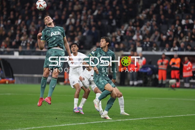 Manor Solomon (27, Tottenham Hotspur) springt zum Kopfball