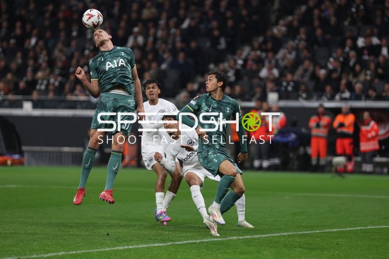 Antonín Kinský (31, Tottenham Hotspur) köpft Ball