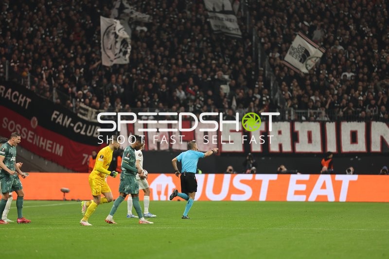 Schiedsrichter zeigt Entscheidung