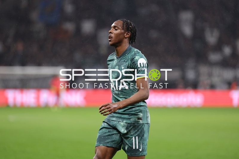 Mathys Tel (11, Tottenham Hotspur) läuft