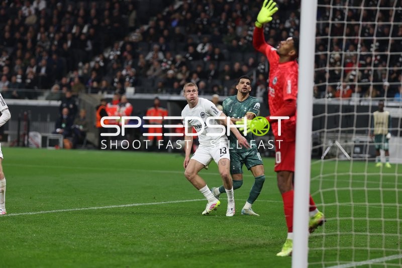 Kauã Santos (40, Eintracht Frankfurt) wehrt Schuss ab