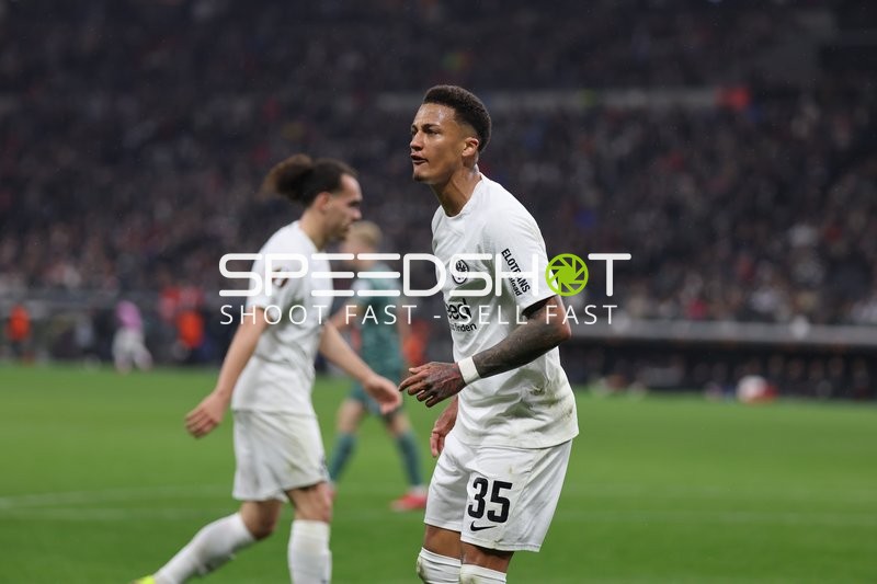 Tuta und Nummer 10 (Eintracht Frankfurt) laufen