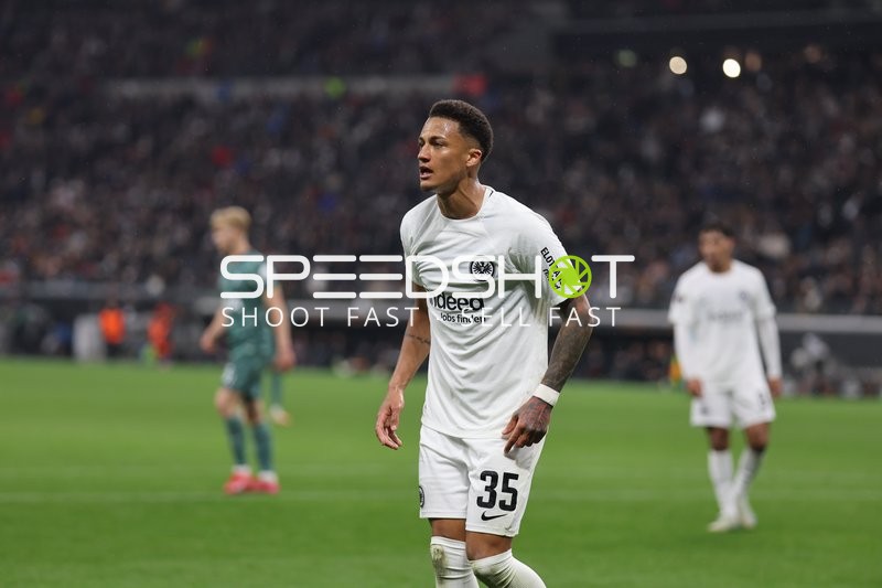  Tuta (35, Eintracht Frankfurt) zeigt Unentschlossenheit gegen Tottenham Hotspur