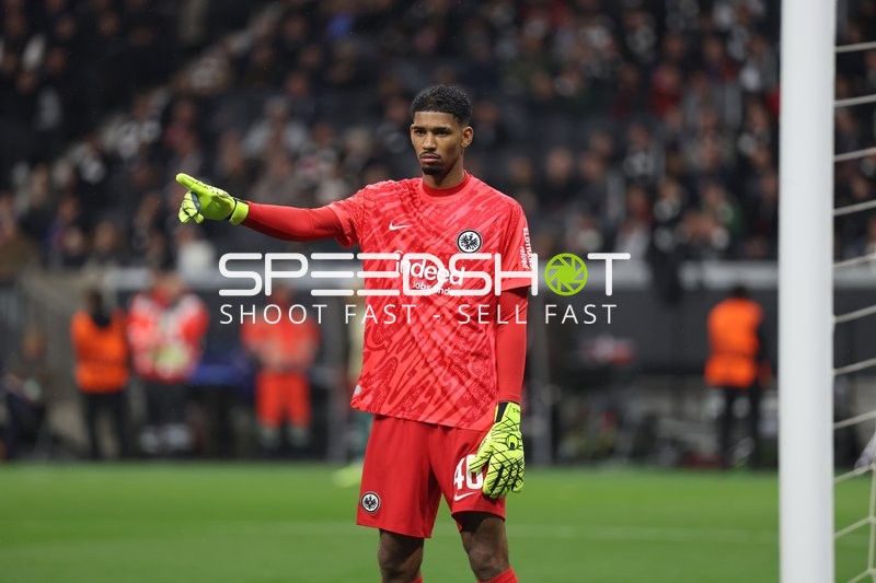 Kauã Santos (40, Eintracht Frankfurt) gibt Anweisungen