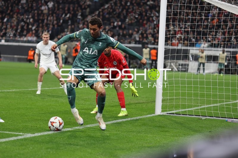 Ballabnahme durch Tottenham-Spieler