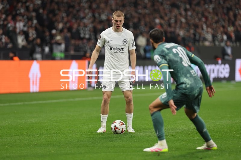 Ein Spieler von Eintracht Frankfurt steht bereit