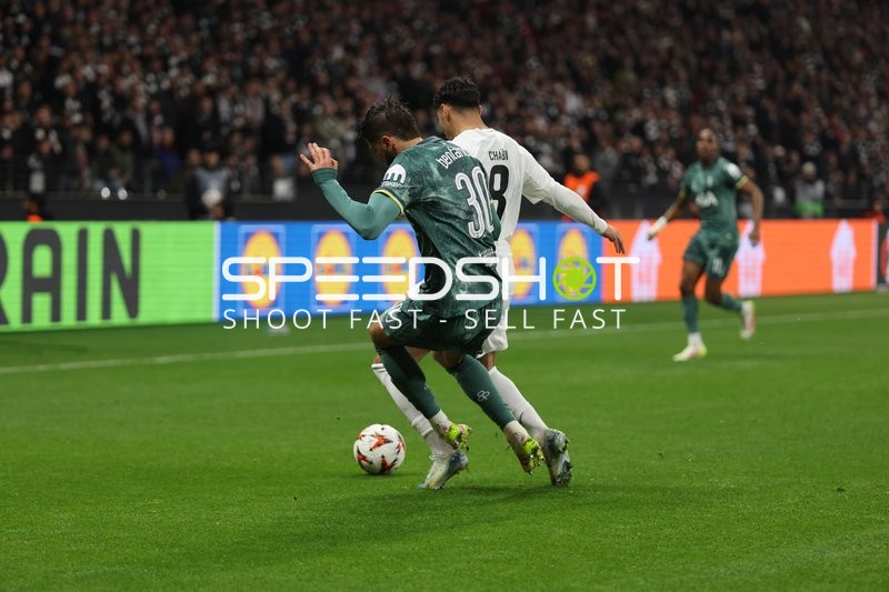Rodrigo Bentancur (30, Tottenham Hotspur) gegen Farès Chaïbi (8, Eintracht Frankfurt)