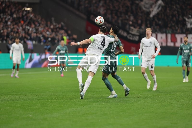 Robin Koch (4, Eintracht Frankfurt) gegen James Maddison (10, Tottenham Hotspur) Kopfball