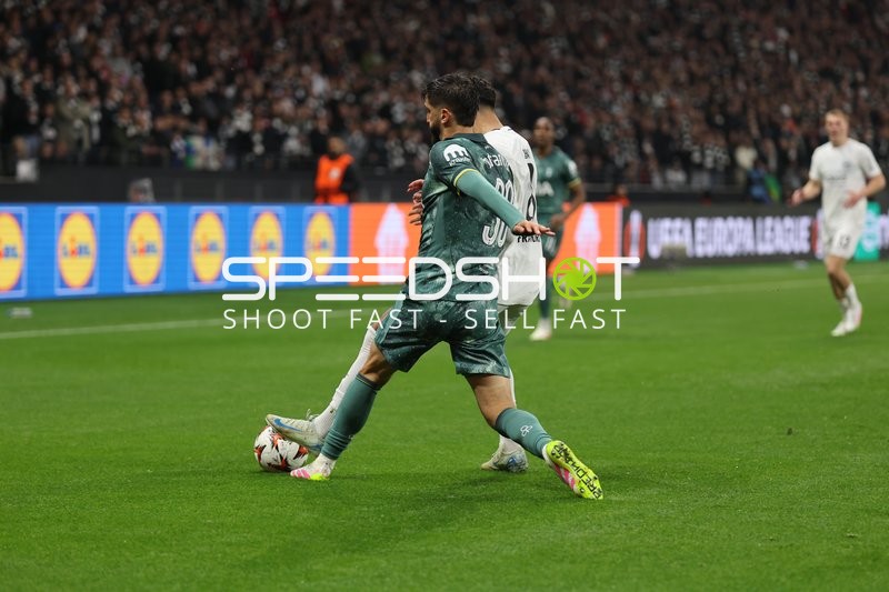 Rodrigo Bentancur (30, Tottenham Hotspur) foult Farès Chaïbi (8, Eintracht Frankfurt)