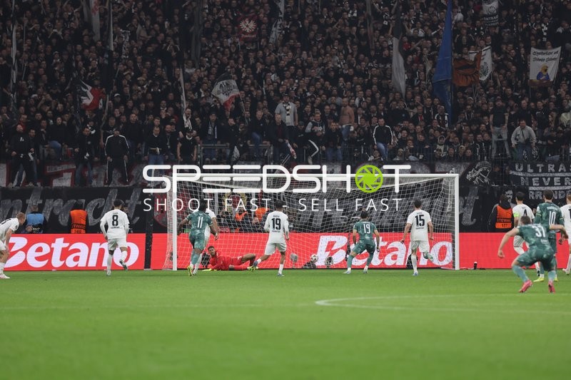 Kevin Trapp (1, Eintracht Frankfurt) hält Elfmeter