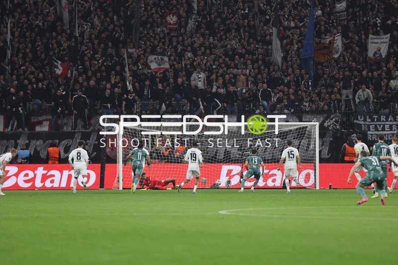 Eintracht Frankfurt schießt auf das Tor