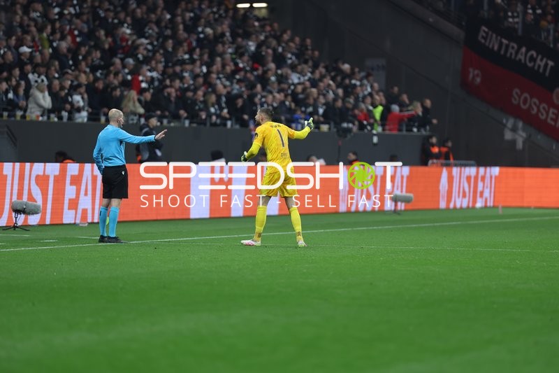 Torwart diskutiert mit Schiedsrichter