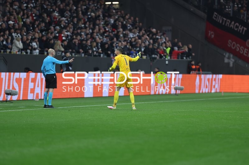 Torwart gestikuliert zum Schiedsrichter