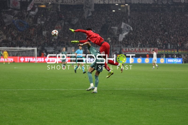 Torwart springt über Angreifer