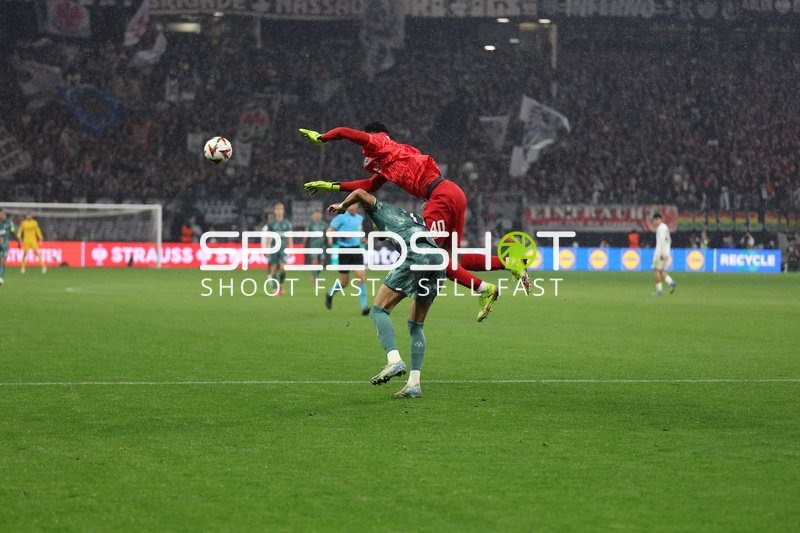 Torwart springt für den Ball