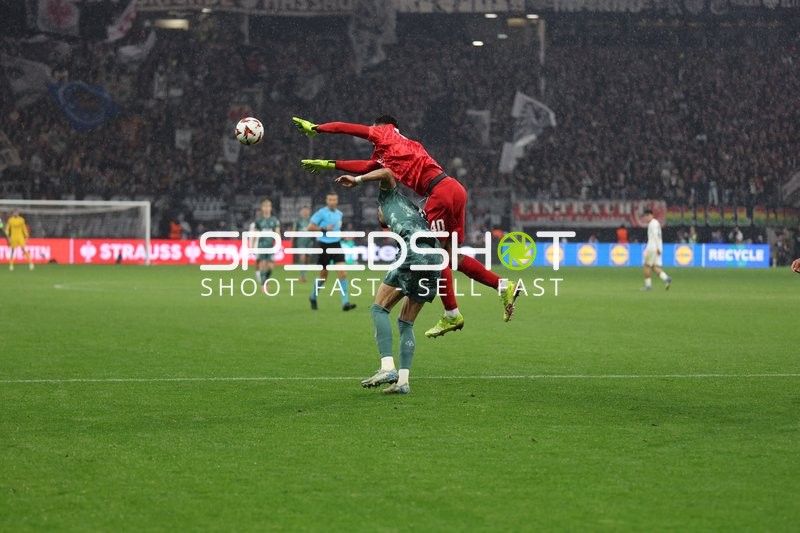 Torwart springt zum Ballfang