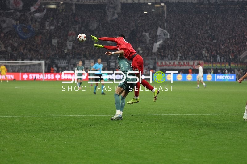 Torwart springt nach Ball