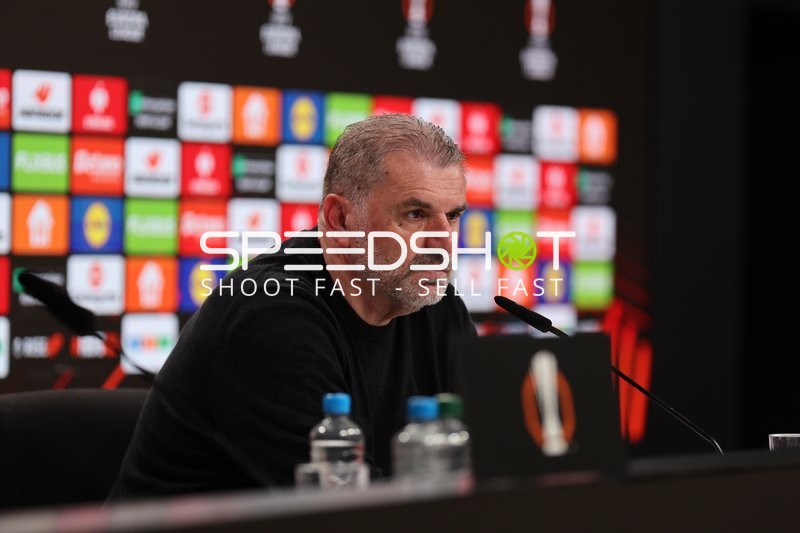 Trainer spricht auf der Pressekonferenz