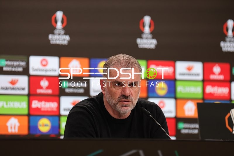 Trainer im Fokus während Pressekonferenz