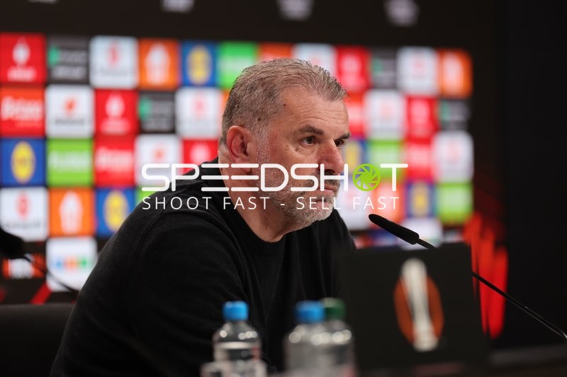 Trainer bei Pressekonferenz