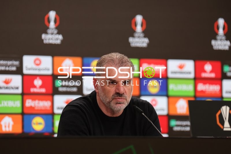 Trainer in Pressekonferenz