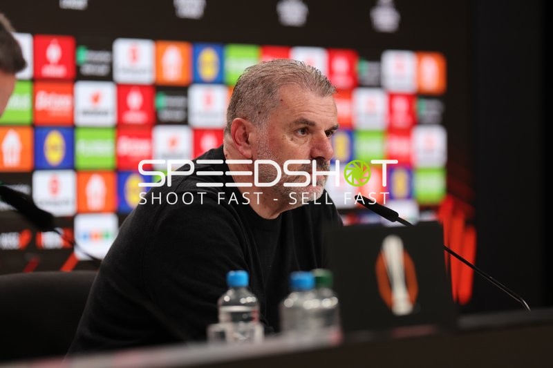 Trainer bei Pressekonferenz