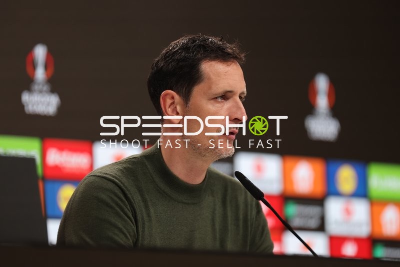 Trainer gibt Pressekonferenz