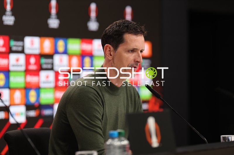 Trainer spricht auf Pressekonferenz