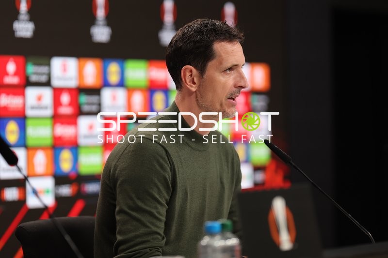 Trainer bei Pressekonferenz