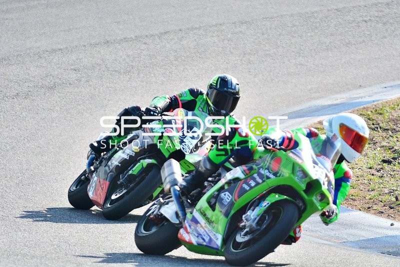 Zwei Motorradfahrer in Kurve