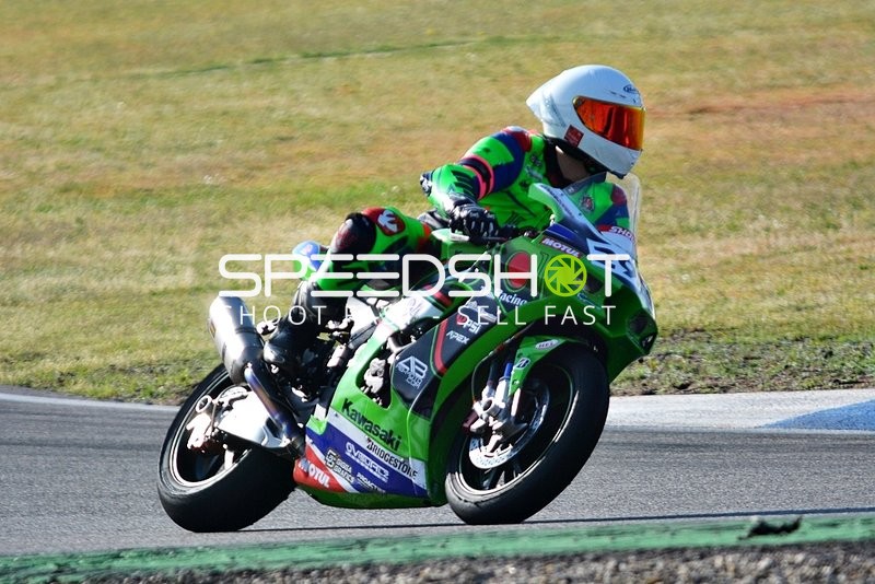 Motorradfahrer in Kurve