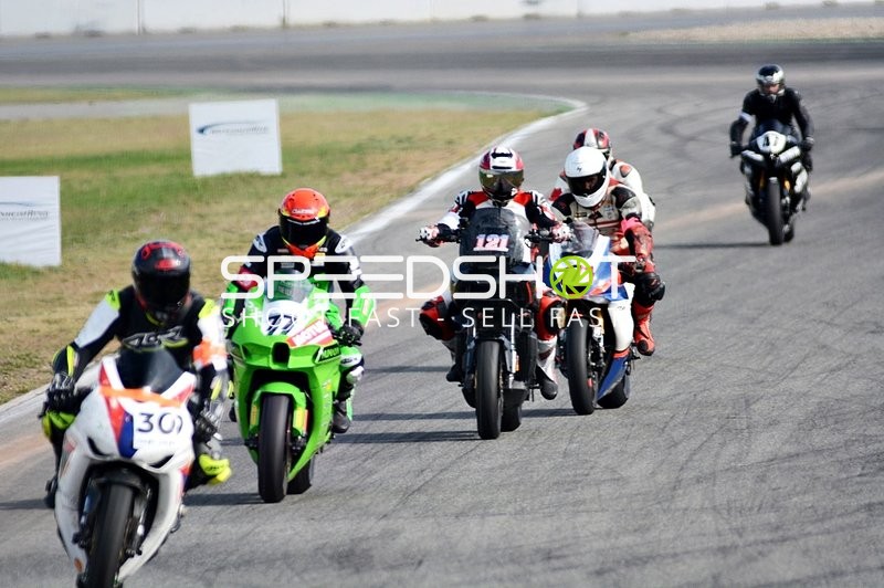 Motorradfahrer auf Rennstrecke